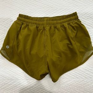 Lululemon size 4 hotty hot shorts 2.5 inch in olive